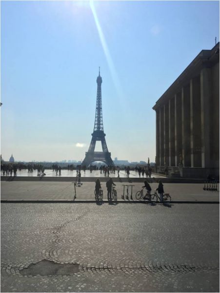 Vista da janela do ônibus ao chegar em Paris
