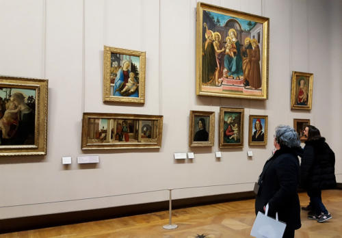 Área interna do museu do Louvre