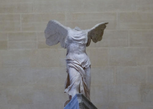 Área interna do museu do Louvre