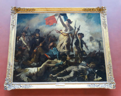 Área interna do museu do Louvre