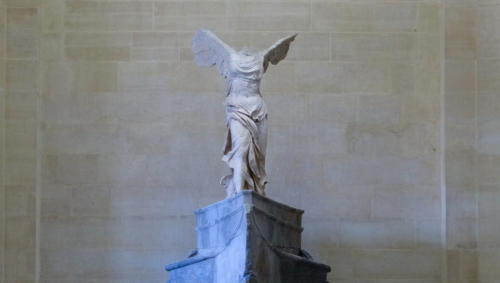 Área interna do museu do Louvre