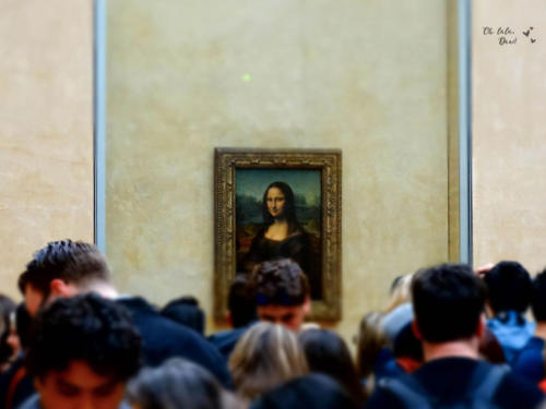 Área interna do museu do Louvre